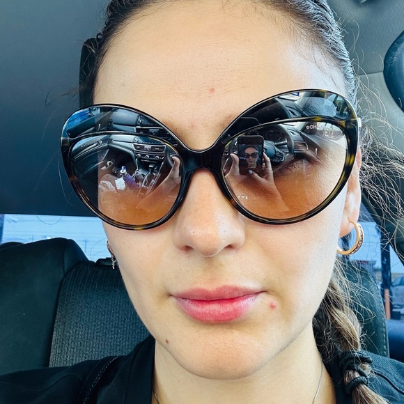 Beautiful Authentic Chanel CC Logo Sunglasses - Picture 14 of 16